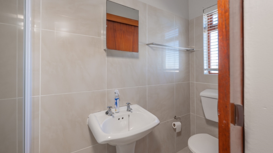 To Let 5 Bedroom Property for Rent in Struisbaai Western Cape